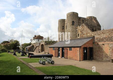 Ypern Tower aus dem 14. Jahrhundert, der Teil der Verteidigung von Rye mit Kanonen war, jetzt Rye Castle Museum, mit Ausstellungen zur lokalen Geschichte,RYE , EAST SUSSEX, Großbritannien Stockfoto