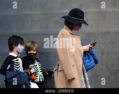 Pozuelo, Spanien. Oktober 2020. Moderatorin Sara Carbonero und ihre Söhne Lucas und Martin Casillas am Montag, den 26. Oktober 2020 in Madrid. Quelle: CORDON PRESS/Alamy Live News Stockfoto