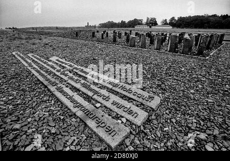 Buchenwald war ein Nazi-Konzentrationslager, das im Juli 1937 auf dem Ettersberg bei Weimar gegründet wurde. Auf dem Haupttor war das Motto Jedem das seine (englisch: 'Jedem sein eigenes') eingeschrieben. Die SS interpretierte dies als das "Meistergeschlecht", das das Recht hatte, andere zu demütigen und zu zerstören.Es war eines der ersten und größten Konzentrationslager innerhalb der 1937 deutschen Grenzen. Viele tatsächliche oder vermutete Kommunisten gehörten zu den ersten Internierten. Gefangene kamen aus ganz Europa und der Sowjetunion – Juden, Polen und andere Slawen, geistig Kranke und körperlich Stockfoto