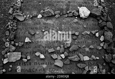 Buchenwald war ein Nazi-Konzentrationslager, das im Juli 1937 auf dem Ettersberg bei Weimar gegründet wurde. Auf dem Haupttor war das Motto Jedem das seine (englisch: 'Jedem sein eigenes') eingeschrieben. Die SS interpretierte dies als das "Meistergeschlecht", das das Recht hatte, andere zu demütigen und zu zerstören.Es war eines der ersten und größten Konzentrationslager innerhalb der 1937 deutschen Grenzen. Viele tatsächliche oder vermutete Kommunisten gehörten zu den ersten Internierten. Gefangene kamen aus ganz Europa und der Sowjetunion – Juden, Polen und andere Slawen, geistig Kranke und körperlich Stockfoto