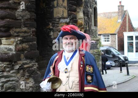 RYE, EAST SUSSEX, UK - 10. Oktober 2020: Stadtschreier oder Portier in 18. Jahrhundert Outfit, in alten Zeiten verwendet Stadtschreier würde die Straßen der Stadt läutet b gehen Stockfoto