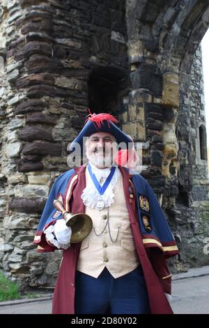 RYE, EAST SUSSEX, UK - 10. Oktober 2020: Stadtschreier oder Portier in 18. Jahrhundert Outfit, in alten Zeiten verwendet Stadtschreier würde die Straßen der Stadt läutet b gehen Stockfoto