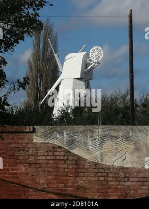 RYE, EAST SUSSEX, Großbritannien - 10.20.2020: Smck Windmill am Ufer des Flusses Tillingham in Rye in East Sussex ist diese einst funktionierende Windmühle ein Hotel Stockfoto