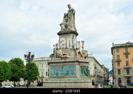 Turin, Piemont/Italien -04/20/2019 - die Statue des italienischen Politikers Camillo Cavour im Carlo Emanuele II Square, auch genannt Carlina. Stockfoto