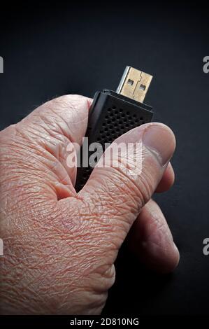 Ältere Hand mit Falten halten Memory Stick Stockfoto