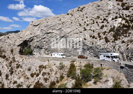 Paar Camping Autos, Freizeitfahrzeuge, Camper Vans, Camper Vans, Camper oder Wohnwagen auf der schmalen Bergstraße in Französisch Alpen Frankreich Stockfoto