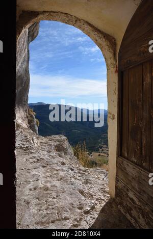 Blick vom Eingang des Teils der Troglodyte oder Höhlenkapelle, Chapelle St-Trophime, in Robion im Verdon Gorge Regional Park Provence Frankreich Stockfoto