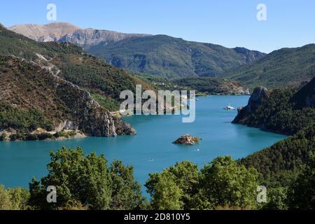 Luftaufnahme oder Hochwinkelansicht über den Castillon-See oder den Lac de Castillon im Regionalpark Verdon Gorge oder im Naturschutzgebiet Alpes-de-Haute-Provence Stockfoto