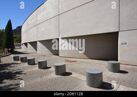 Hauptfassade & Betonverkleidung Musée de Préhistoire des Gorges Du Verdon oder Museum der Vorgeschichte von Norman Foster (2001) In Quinson Provence Frankreich Stockfoto