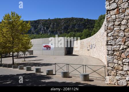 Haupteingang und Innenhof des Musée de Préhistoire des Gorges Du Verdon oder Museum der Vorgeschichte von Norman Foster (2001) In Quinson Provence Frankreich Stockfoto