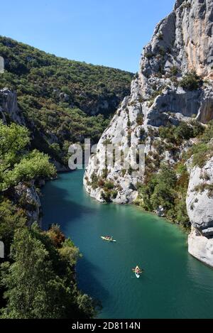 Kanufahrer in Kanus oder Kajaks Kanufahren oder Kajakfahren entlang der Lower Verdon Gorge bei Quinson Alpes-de-Haute-Provence Frankreich Stockfoto