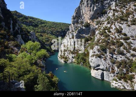 Kanufahrer in Kanus oder Kajaks Kanufahren oder Kajakfahren entlang der Lower Verdon Gorge bei Quinson Alpes-de-Haute-Provence Frankreich Stockfoto