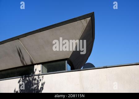 Prow-förmiges Dach und Dachfenster des Musée de Préhistoire Des Gorges du Verdon oder Museum der Vorgeschichte von Norman Foster (2001) in Quinson Provence Stockfoto