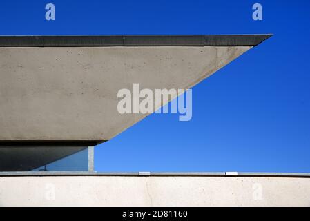 Prow-förmiges Dach und Dachfenster des Musée de Préhistoire Des Gorges du Verdon oder Museum der Vorgeschichte von Norman Foster (2001) in Quinson Provence Stockfoto