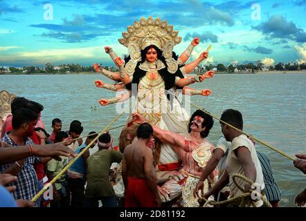 Eintauchen des Idols der Göttin Durga im Wasser nach Durga Puja in Chandannagar, Hooghly, Westbengalen. Stockfoto