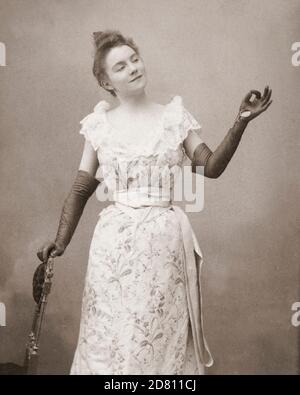 Yvette Guilbert, 1865 - 1944. Französische Kabarettsängerin und Schauspielerin. Toulouse Lautrec machte viele Skizzen und Porträts von ihr im Moulin Rouge, wo sie oft ganz oben auf der Rechnung war. 1932 wurde sie mit der Ehrenlegion als Botschafterin des französischen Liedes ausgezeichnet. Nach einem Kabinettkartenfoto von Chalot von Paris, um 1890. Stockfoto