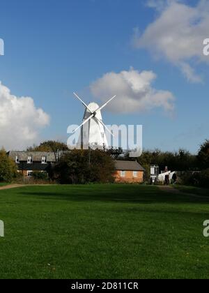 RYE, EAST SUSSEX, UK - 10/20/2020: Smck Windmühle am Ufer des Flusses Tillingham in Rye in East Sussex, einst funktionierende Windmühle ist jetzt ein Hotel Stockfoto