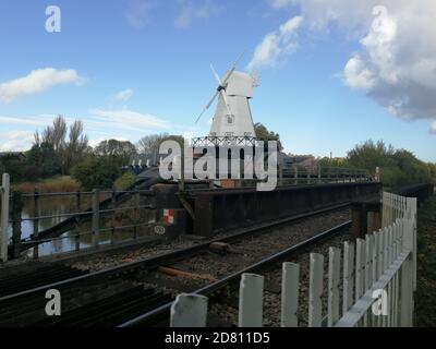 RYE, EAST SUSSEX, UK - 10/20/2020: Smck Windmühle am Ufer des Flusses Tillingham in Rye in East Sussex, einst funktionierende Windmühle ist jetzt ein Hotel Stockfoto