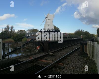 RYE, EAST SUSSEX, UK - 10/20/2020: Smck Windmühle am Ufer des Flusses Tillingham in Rye in East Sussex, einst funktionierende Windmühle ist jetzt ein Hotel Stockfoto