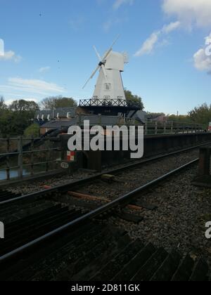 RYE, EAST SUSSEX, UK - 10/20/2020: Smck Windmühle am Ufer des Flusses Tillingham in Rye in East Sussex, einst funktionierende Windmühle ist jetzt ein Hotel Stockfoto