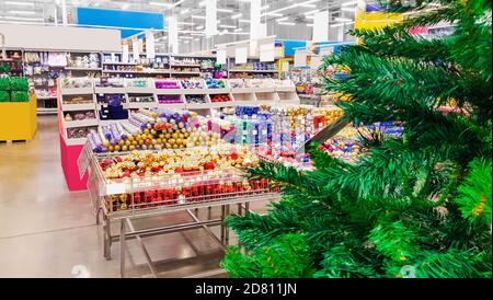 Farbige Weihnachtsspielzeug im Geschäft. Dekorationen. Stockfoto