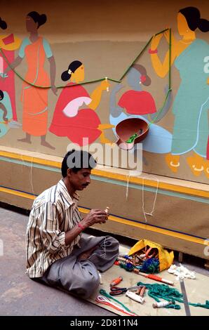 Der Tischler hat sich sehr damit beschäftigt, während des Durga Puja Festivals in Nord-Kolkata, West-Bengalen in Indien, seine Handarbeiten zu entwerfen. Stockfoto