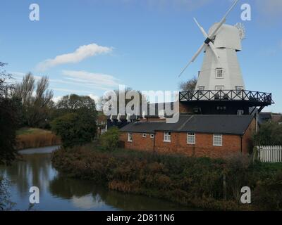 RYE, EAST SUSSEX, UK - 10/20/2020: Smck Windmühle am Ufer des Flusses Tillingham in Rye in East Sussex, einst funktionierende Windmühle ist jetzt ein Hotel Stockfoto