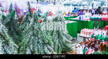 Farbige Weihnachtsspielzeug im Geschäft. Dekorationen. Stockfoto