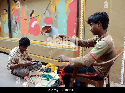 Der Tischler hat sich sehr damit beschäftigt, während des Durga Puja Festivals in Nord-Kolkata, West-Bengalen in Indien, seine Handarbeiten zu entwerfen. Stockfoto