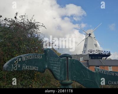 RYE, EAST SUSSEX, UK - 10/20/2020: Smck Windmühle am Ufer des Flusses Tillingham in Rye in East Sussex, einst funktionierende Windmühle ist jetzt ein Hotel Stockfoto