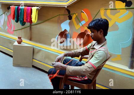 Der Tischler hat sich sehr damit beschäftigt, während des Durga Puja Festivals in Nord-Kolkata, West-Bengalen in Indien, seine Handarbeiten zu entwerfen. Stockfoto