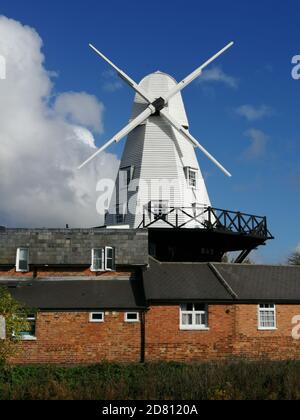 RYE, EAST SUSSEX, UK - 10/20/2020: Smck Windmühle am Ufer des Flusses Tillingham in Rye in East Sussex, einst funktionierende Windmühle ist jetzt ein Hotel Stockfoto