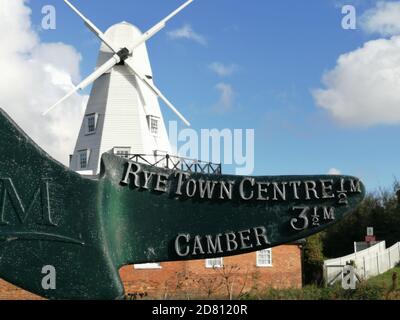 RYE, EAST SUSSEX, UK - 10/20/2020: Smck Windmühle am Ufer des Flusses Tillingham in Rye in East Sussex, einst funktionierende Windmühle ist jetzt ein Hotel Stockfoto