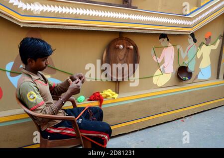 Der Tischler hat sich sehr damit beschäftigt, während des Durga Puja Festivals in Nord-Kolkata, West-Bengalen in Indien, seine Handarbeiten zu entwerfen. Stockfoto