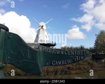 RYE, EAST SUSSEX, UK - 10/20/2020: Smck Windmühle am Ufer des Flusses Tillingham in Rye in East Sussex, einst funktionierende Windmühle ist jetzt ein Hotel Stockfoto