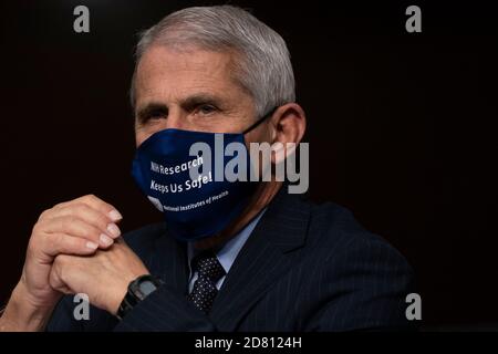 Washington, District of Columbia, USA. September 2020. Anthony Fauci, MD, Direktor, National Institute of Allergy and Infectious Diseases, National Institutes of Health; Bezeugt während einer Anhörung des US-Senats für Gesundheit, Bildung, Arbeit und Altersversorgung COVID-19 zu untersuchen, wobei der Schwerpunkt auf einem Update über die Reaktion des Bundes auf dem US-Kapitol am 23. September 2020 in Washington, DC Quelle: Alex Edelman/ZUMA Wire/Alamy Live News Stockfoto