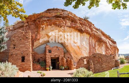Utah, OCT 7, 2020 - Außenansicht der Moqui Cave Stockfoto