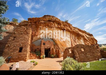 Utah, OCT 7, 2020 - Außenansicht der Moqui Cave Stockfoto