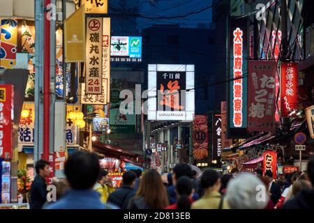 Osaka / Japan - 19. März 2018: Überdachte Einkaufsstraße Sennichimae Doguyasuji in Osaka, Japan Stockfoto