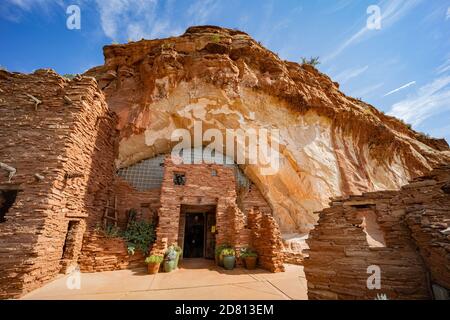 Utah, OCT 7, 2020 - Außenansicht der Moqui Cave Stockfoto