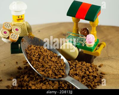 Das Foto wurde am 26. Oktober 2020 in France.nit's Coffee Time, ein Moment der Entspannung. Ein Lebensmittelhändler, der eine Tasse Kaffee hat. Stockfoto