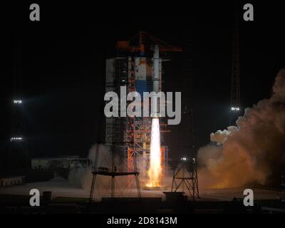 Xichang. Oktober 2020. Eine lange März-2C Trägerrakete explodiert am 26. Oktober 2020 vom Xichang Satellite Launch Center in der südwestlichen chinesischen Provinz Sichuan. China schickte am Montag erfolgreich eine Gruppe neuer Fernerkundungssatelliten vom Xichang Satellite Launch Center in der südwestlichen chinesischen Provinz Sichuan in die Umlaufbahn. Die Satelliten der Yaogan-30-Familie wurden um 11:19 Uhr (Pekinger Zeit) mit einer langen Rakete des Typs March-2C gestartet. Kredit: Guo Wenbin/Xinhua/Alamy Live Nachrichten Stockfoto