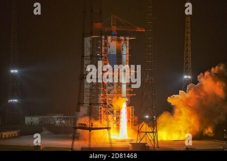 Xichang. Oktober 2020. Eine lange März-2C Trägerrakete explodiert am 26. Oktober 2020 vom Xichang Satellite Launch Center in der südwestlichen chinesischen Provinz Sichuan. China schickte am Montag erfolgreich eine Gruppe neuer Fernerkundungssatelliten vom Xichang Satellite Launch Center in der südwestlichen chinesischen Provinz Sichuan in die Umlaufbahn. Die Satelliten der Yaogan-30-Familie wurden um 11:19 Uhr (Pekinger Zeit) mit einer langen Rakete des Typs March-2C gestartet. Kredit: Guo Wenbin/Xinhua/Alamy Live Nachrichten Stockfoto