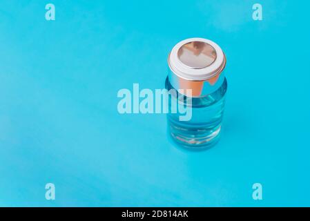 Draufsicht Parfümflasche auf blauem Hintergrund Stockfoto