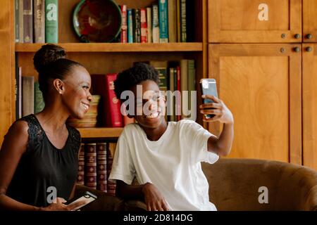 Happy African American Mama & Sohn nehmen Selfie während homeschool Pause Stockfoto