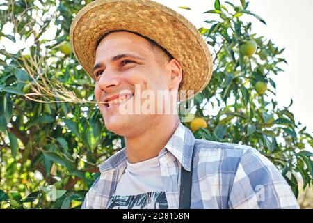 Bauer raucht eine Zigarette auf der Treppe sitzend, die eine nimmt Pause Stockfoto