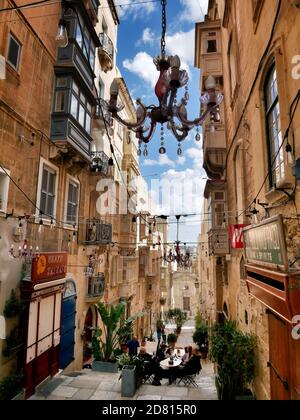 Eine typische Straßenszene in Valletta, Malta Bild von Julian Brown Stockfoto