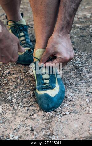 Binden der Schnürsenkel von Kletterschuhen, um mit dem Training zu beginnen. Stockfoto