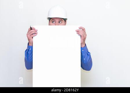 Nahaufnahme Ingenieur Mann trägt einen Helm und Reflektor Weste, stehend und hält eine Plakatwand. Weißer Hintergrund. Stockfoto