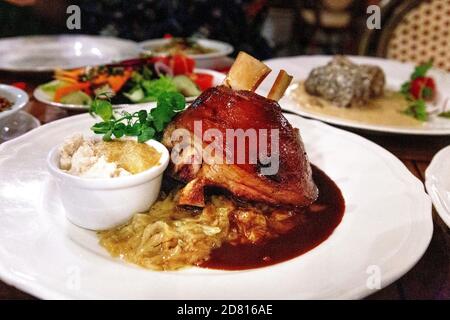 Schweinshaxe im kommunistischen Restaurant Oberża pod Czerwonym Wieprzem, Warschau, Polen Stockfoto